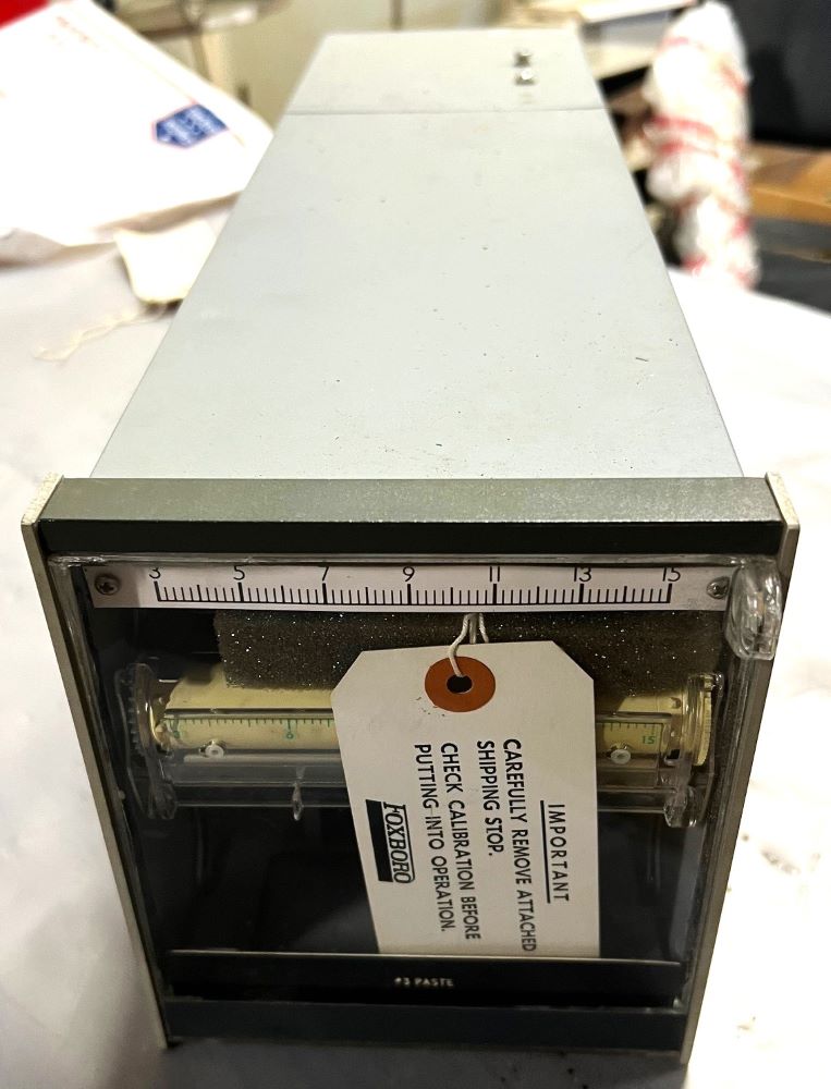 Foxboro Model 122-FE Pneumatic Chart Recorder. Serial# 4548392. Input: 3-15 PSIG. 120 Volt. 3.1 VA. 60 Hz.