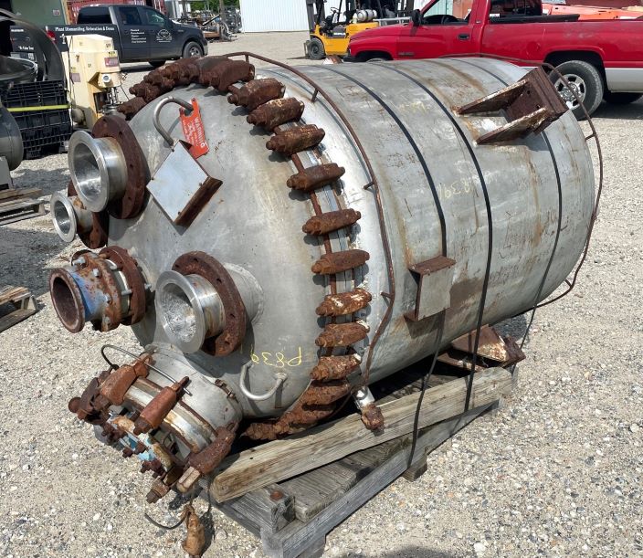 USED PFAUDLER 250 GALLON MODEL R POLISHED T-316L STAINLESS STEEL REACTOR.  INTERNAL RATED 100 PSI AND FULL VACUUM @ 400 Deg.F.  T-304 JACKET RATED 85 PSI @ 400 Deg.F, 70 PSI WHEN FULL VACUUM.  42