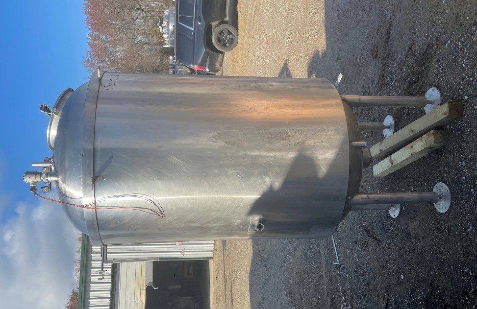 used 400 Gallon Stainless Steel Tank.  Dish top and bottom. 3'6