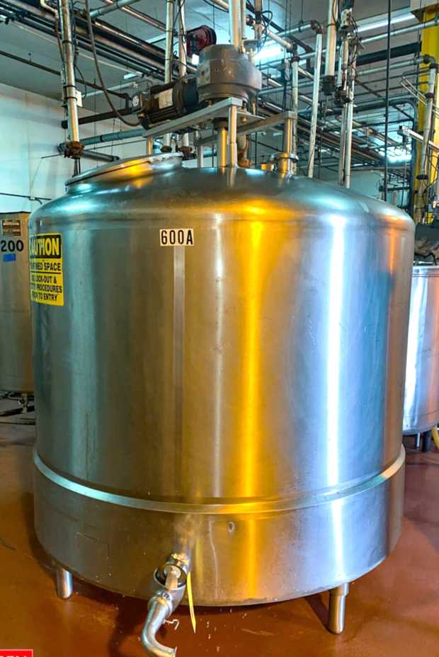 600 Gallon Sanitary Stainless Steel mix tank/kettle Cherry Burrell. Has top mounted mixer with bottom sweep blade. Single wall. Has top mounted spray ball for CIP. 5'6