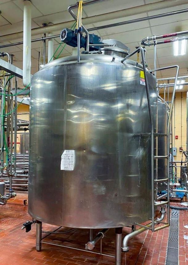 2000 Gallon Sanitary jacketed Mix Tank/Processor/Pasteurizer/Kettle built by APV. Has 2 HP, 480 volt Sweep mixer with 14/7rpm output. Has Spray Balls for CIP. S/N 2000-9483.  No outlet valve installed.  7' Dia.x 7' T/T.  Approx 13'4