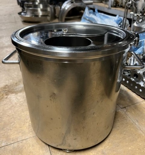 Qty (4) 5 Gallon Stainless Steel Tank. 1 1/2