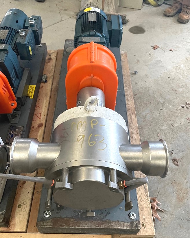 used SINE/Sundyne Model MR-135 Pump with Sew Euro Gear Reducing Drive. Rated 138 GPM at 150 PSI. Driven by 3 HP, 230/460 volt SEW-Eurodrive into gear reducer with 19.27:1 ratio, 89 rpm output. Last used in sanitary Food Plant. Pump used in low shear applications and has Powerful suction even for viscous products.